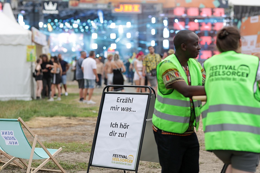 Unter dem Motto „Erzähl mir was, ich hör dir zu“ sind auch 2025 wieder Festivalseelsorger:innen auf dem Donauinselfest im Einsatz.